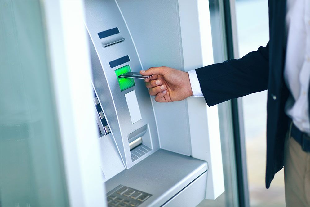 La porte automatique permet d'isoler et sécuriser l'espace DAB de votre banque