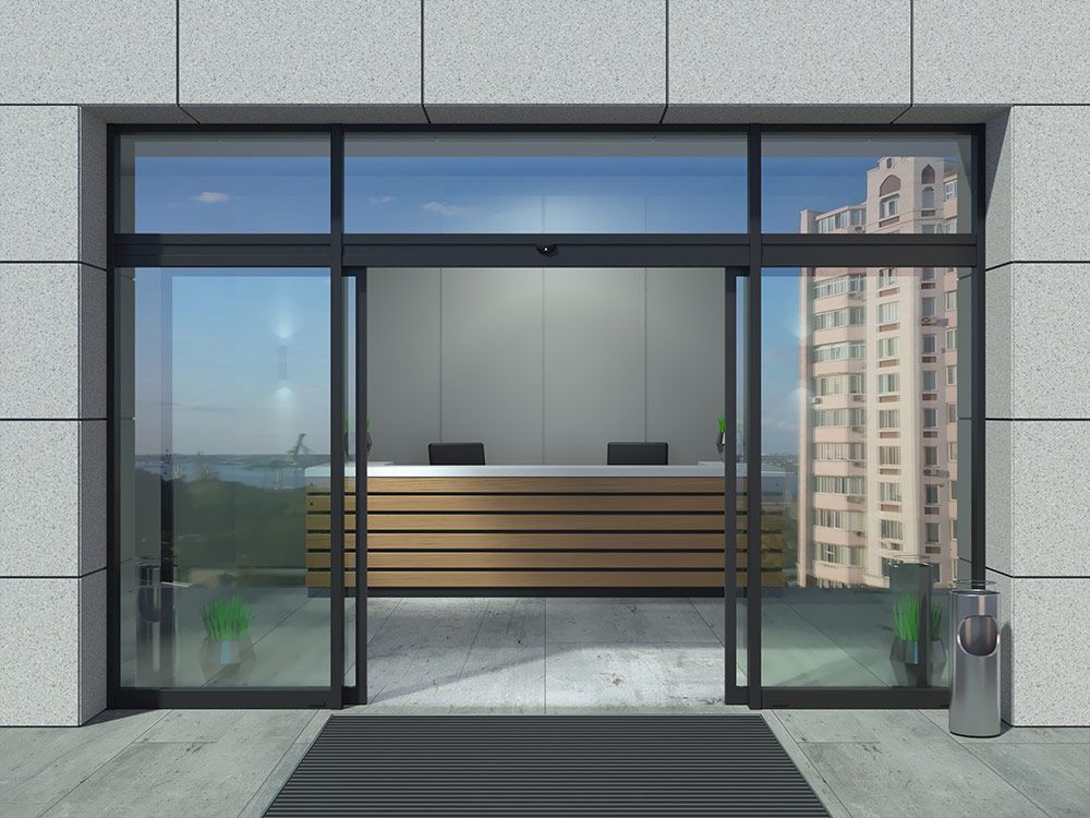 Porte automatique à l'entrée d'un immeuble de bureaux Porte automatique à l'entrée d'un immeuble de bureaux